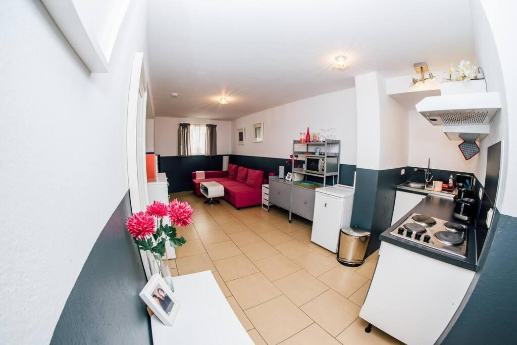 Sunny Apartment At Rostock - Pink Exterior photo